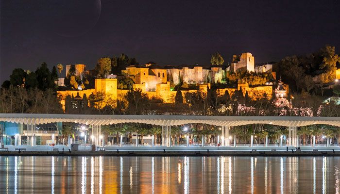 La Alcazaba de Málaga de noche