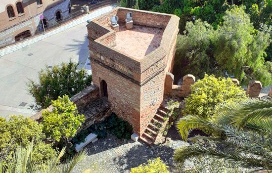 slide-4-ruta-alcazaba Torre de la Alcazaba de Málaga.14 planes imprescindibles en Málaga