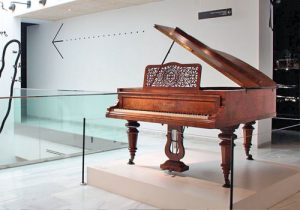 Piano antiguo, interior del Museo MIMMA de Málaga