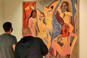 Visitantes admirando una obra de Picasso en el interior del Museo Picasso de Málaga