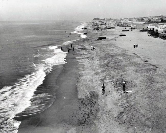 Esta fotografía muestra la Playa de la Carihuela, capturada en los años 60, cuando aún conservaba su ambiente puramente marinero.
