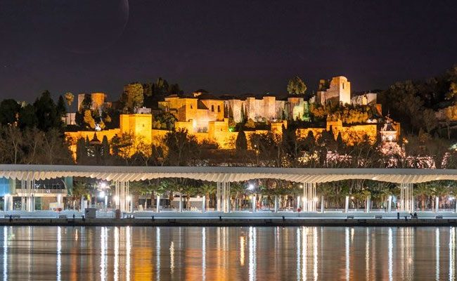 La Alcazaba de Málaga de noche